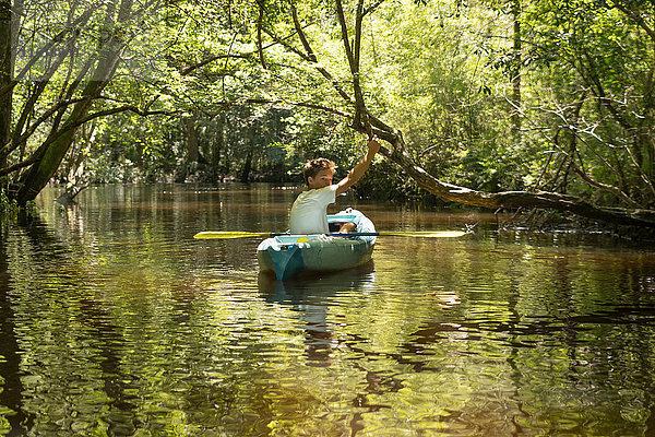 Teenager im Kajak  Econfina Creek  Youngstown  Florida  USA