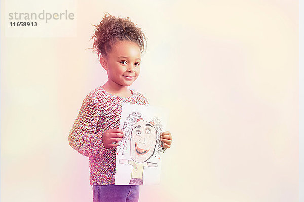 Porträt eines jungen Mädchens  Zeichnung haltend  lächelnd