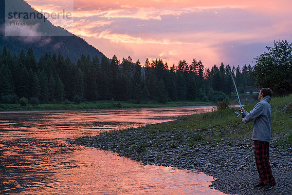 Teenager Junge beim Angeln im Fluss bei Sonnenuntergang  Washington  USA