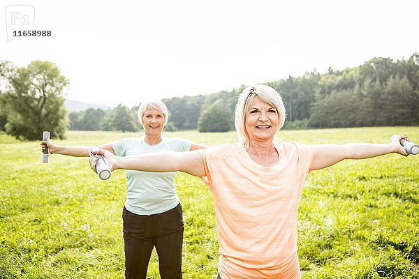 Zwei Frauen trainieren mit Handgewichten.