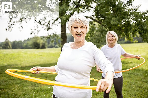 Zwei Frauen mit Plastikreifen.