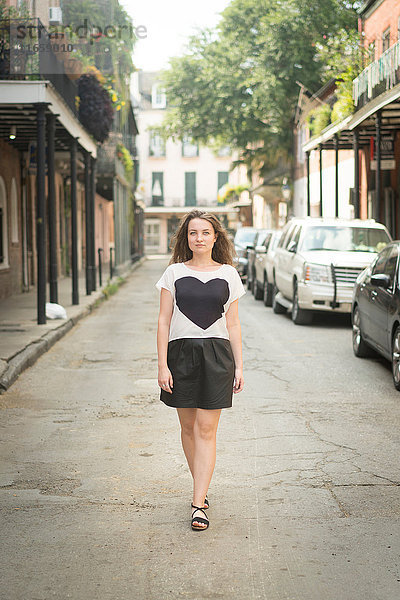 Frau  die auf der Straße geht  French Quarter  New Orleans  Louisiana  USA