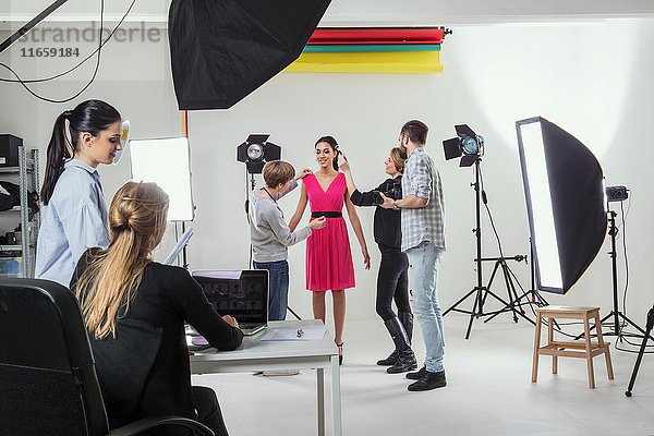 Stylisten Styling-Modell beim Fotostudio-Shooting