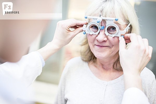 Ältere Frau bei einer Augenuntersuchung durch einen Optometristen.