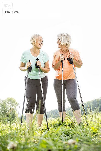 Zwei Frauen mit Wanderstöcken  Porträt.