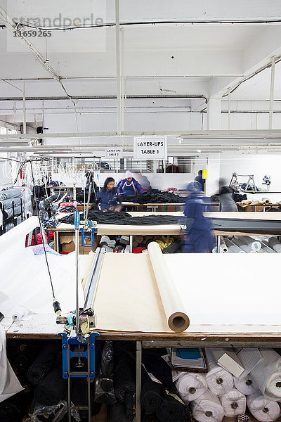 Fabrikarbeiterinnen bei der Vorbereitung von Textilien in einer Bekleidungsfabrik