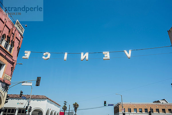 Rückwärtiges Schild gegen blauen Himmel  Strand von Venedig  Kalifornien  USA