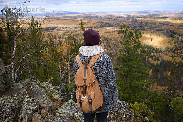 Junge Frau steht am Berghang und schaut auf die Aussicht  Gebiet Swerdlowsk  Russland