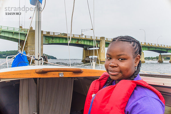 Porträt eines jugendlichen Mädchens auf einem Segelboot