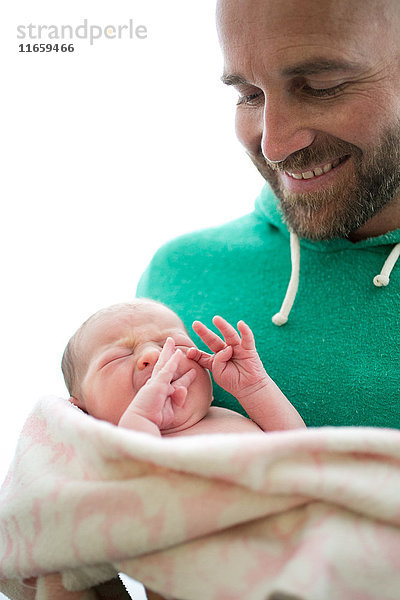 Reifer Mann wiegt neugeborene Tochter