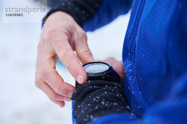 Nahaufnahme der Handkontrolle der Smartwatch eines männlichen Skifahrers  Gstaad  Schweiz