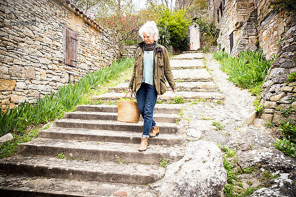 Frau  die eine Treppe hinuntergeht  Bruniquel  Frankreich