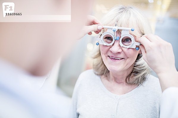 Ältere Frau bei einer Augenuntersuchung durch einen Optometristen.