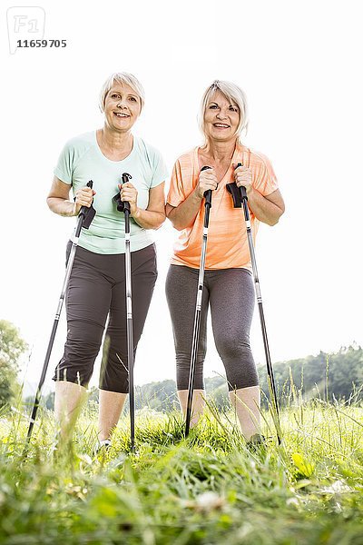 Zwei Frauen mit Wanderstöcken  Porträt.