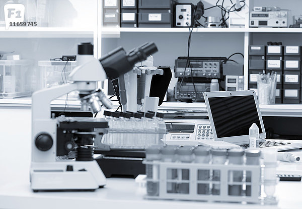 Mikroskop und wissenschaftliche Geräte im Labor.