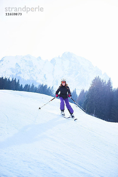 Teenagerin beim Skifahren auf der Skipiste  Gstaad  Schweiz