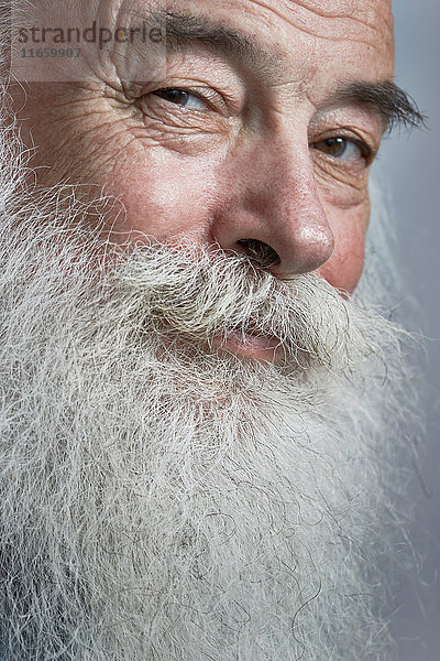 Porträt eines älteren Mannes mit weißem Bart  Nahaufnahme