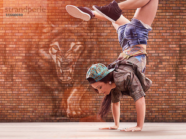 Tänzerin beim Rückwärtssalto  Tiger-Straßenkunst im Hintergrund