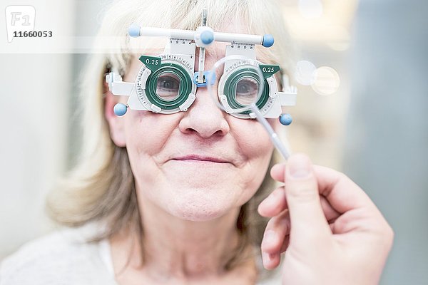 Ältere Frau bei einer Augenuntersuchung durch einen Optometristen.