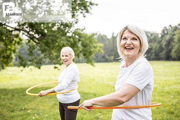 Zwei Frauen mit Plastikreifen.