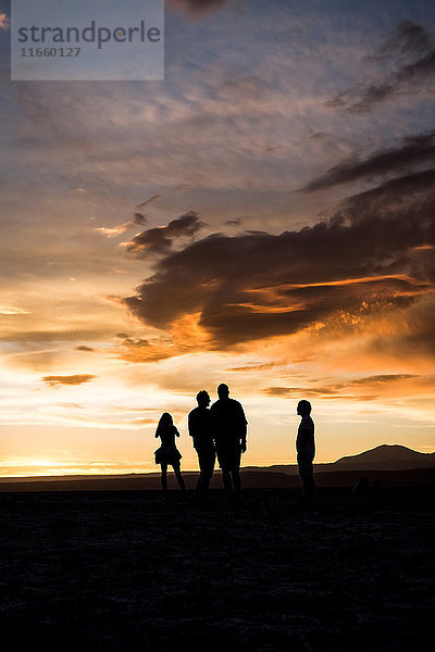Silhouette von Menschen in der Wüste bei Sonnenuntergang  San Pedro de Atacama  Chile