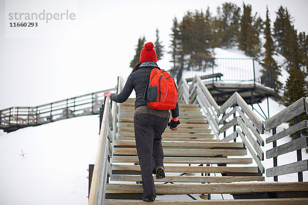 Wanderer beim Treppensteigen in schneebedeckter Landschaft  Banff  Kanada