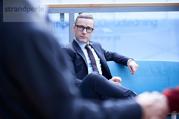 Geschäftsfrauen treffen sich im Büro auf dem Sofa