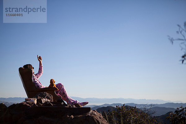 Mann in rosa Strampelhöschen beim Sonnenbad mit Teddybär  Malibu Canyon  Kalifornien  USA