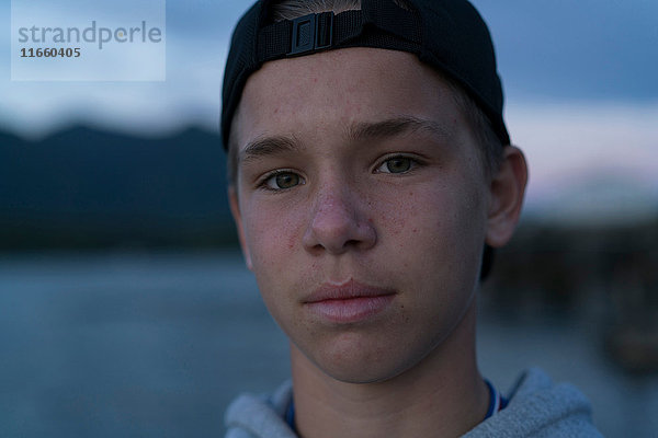 Porträt eines Teenagers  der in die Kamera schaut  Pacific Rim National Park  Vancouver Island  Kanada