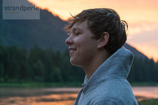 Porträt eines Teenagers am Fluss bei Sonnenuntergang  Washington  USA