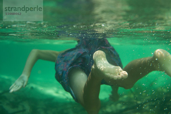 Unterwasseransicht eines schwimmenden Teenagers  Econfina Creek  Youngstown  Florida  USA