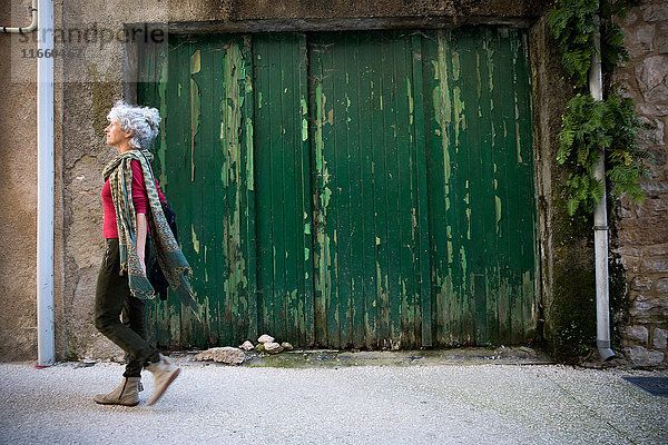 Seitenansicht einer Frau  die auf der Straße geht. Bruniquel  Frankreich