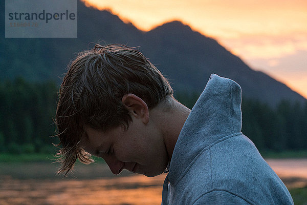 Porträt eines Teenagers am Fluss bei Sonnenuntergang  Washington  USA