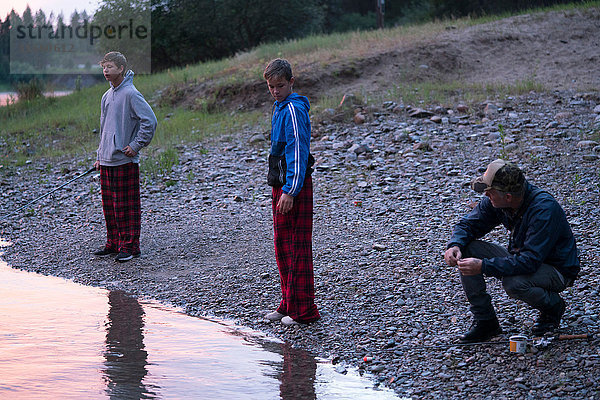 Teenager-Jungen und Vater am Wasser  Washington  USA