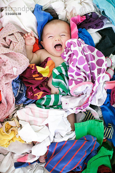 Portrait eines in der Wäsche liegenden Mädchens