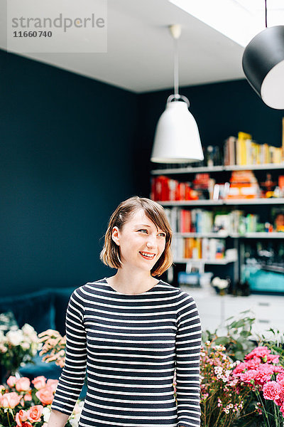 Porträt einer Florist-Studentin beim Blumenarrangement-Workshop