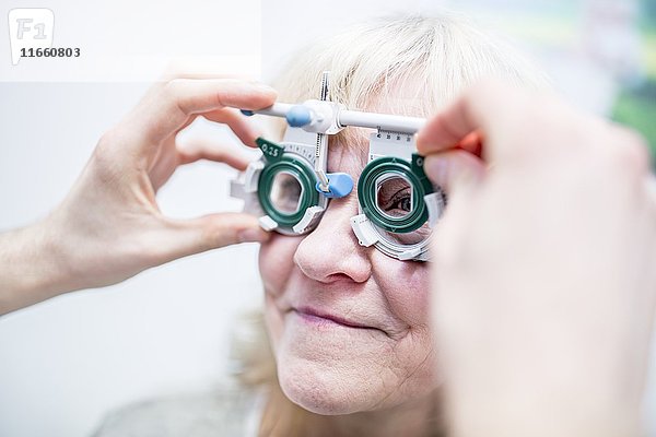 Ältere Frau bei einer Augenuntersuchung durch einen Optometristen.