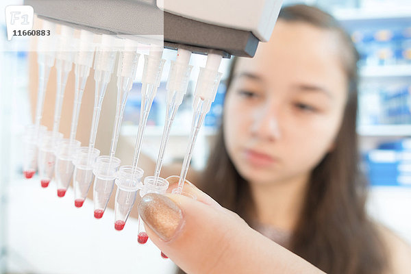 Chemiestudent bei der Verwendung einer Mehrfachpipette.