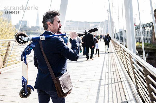 Geschäftsmann mit Roller  Hungerford Bridge  London  UK