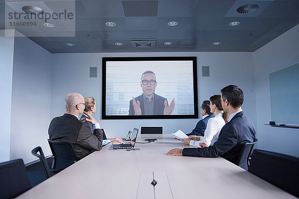 Geschäftsleute beobachten Büro-Telefonkonferenz