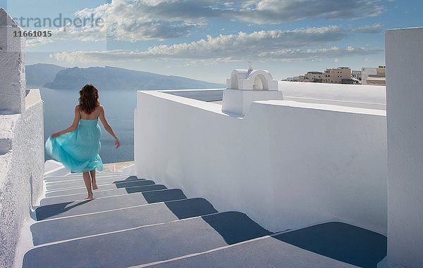 Frau  die eine Treppe hinuntergeht  Santorin  Kykladen  Griechenland