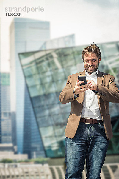 Geschäftsmann mit Smartphone-Touchscreen in der Stadt