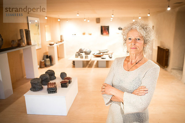 Porträt einer Frau in der Keramik-Galerie