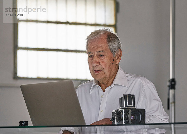 Älterer Mann mit Laptop