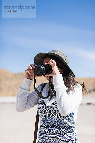 Fotografierende Frau  San Pedro de Atacama  Chile