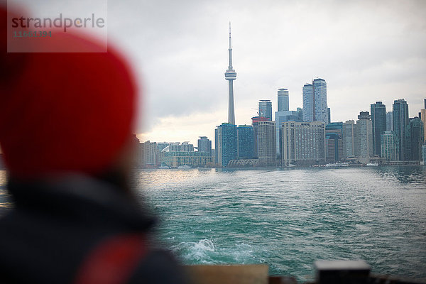 Frau schaut weg auf die Skyline  Toronto  Kanada