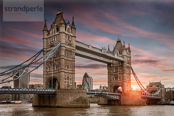 Stadtbild von London bei Sonnenuntergang mit Tower Bridge  Walkie Talkie und Themse  London  England