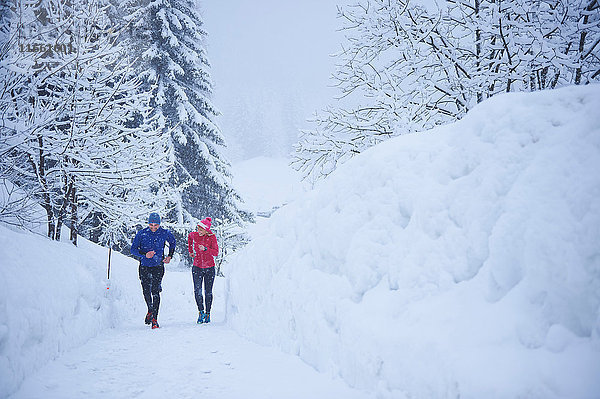 Läufer und Läuferinnen laufen auf der Tiefschneebahn  Gstaad  Schweiz