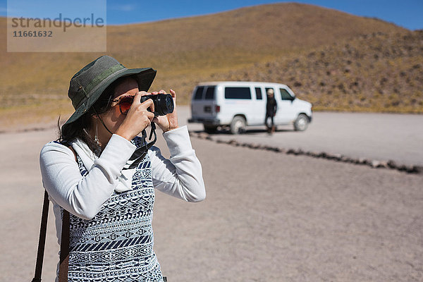 Fotografierende Frau  San Pedro de Atacama  Chile