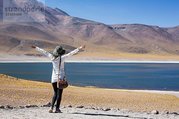 Frau am See Miscanti mit erhobenen Armen  San Pedro de Atacama  Chile